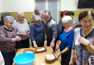 Seniorzy z Klubu "Senior+" podczas imprezy andrzejkowej.